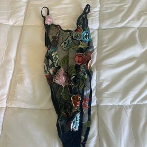 Low back, embroidered body suit 💐